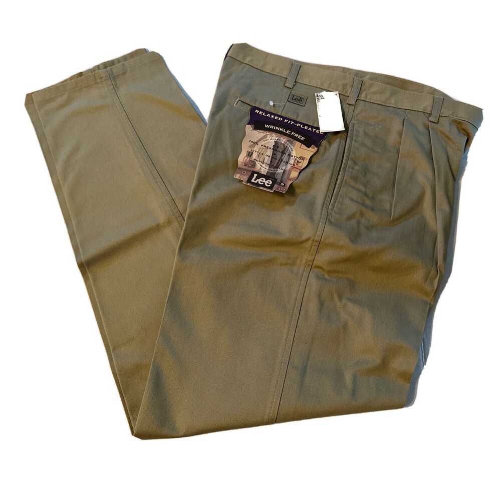 Lee Men’s Pleated Relaxed Fit Wrinkle Free Cotton Khakis Size 31 x 32 NWT